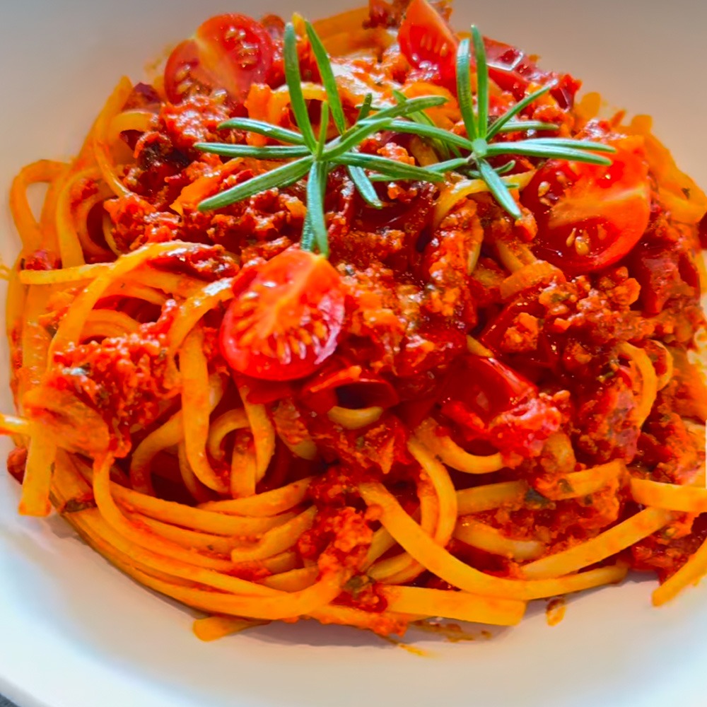 Pasta alla ’Nduja mit scharfer Sauce, Tomaten und frisch geriebenem Parmesan